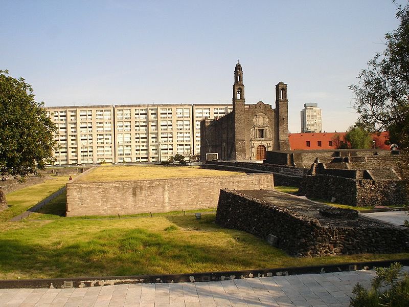 La Plaza de las Tres Culturas actualmente es un espacio donde se contemplan las tres importantes etapas de la historia de México, mediante la arquitectura: prehispánica, colonial y contemporánea.